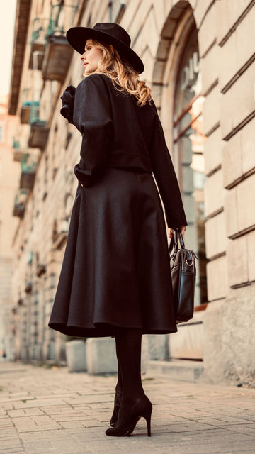 Czarna spódnica z gęsto tkanej wełny