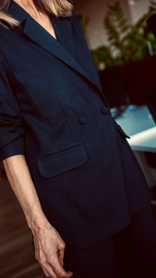 Granatowy żakiet z kieszeniami – praktyczny i stylowy wybór na co dzień
