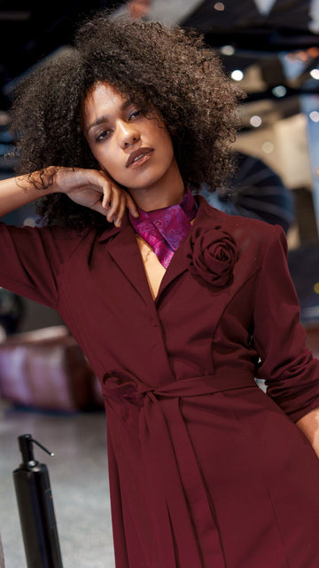 Burgundowa dopinana róża