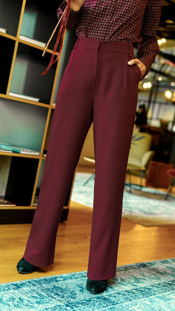 Burgundowe spodnie