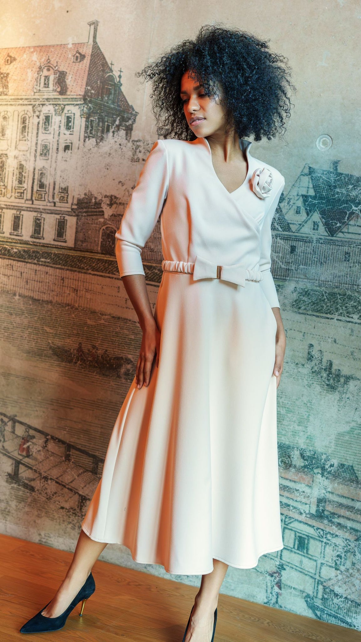 Kopertowa sukienka midi ze stójką