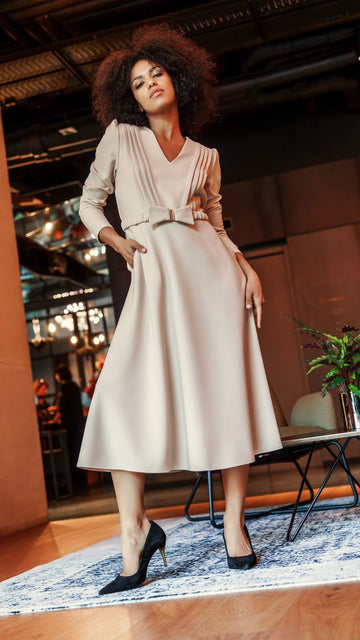 Sukienka midi z ozdobnymi zaszewkami