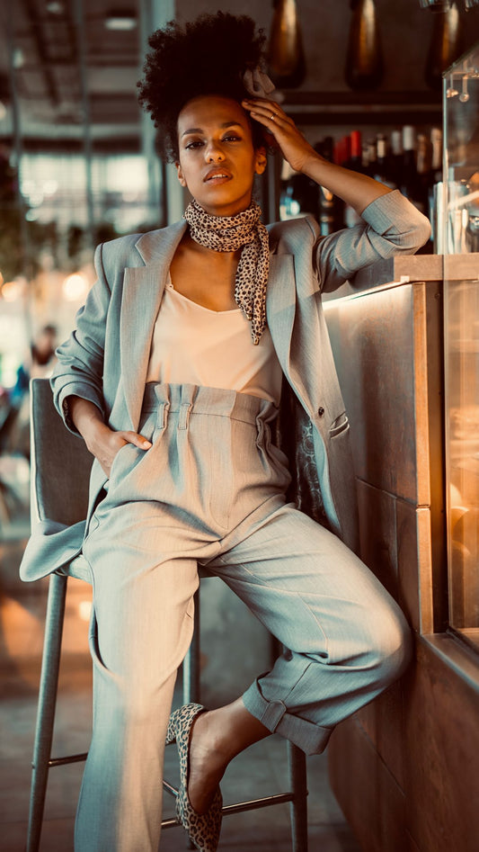 Szare spodnie z wywijaną nogawką